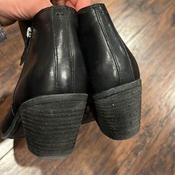 Frye Black Leather Judith Zip Bootie Sz. 9.5 in EUC - Picture 3 of 10